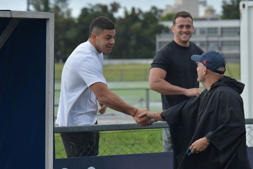 Chocobares saluda a Felipe Contepomi ante la mirada de Emiliano Boffelli.