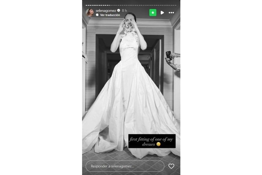 el primer fitting de uno de sus vestidos de novia.