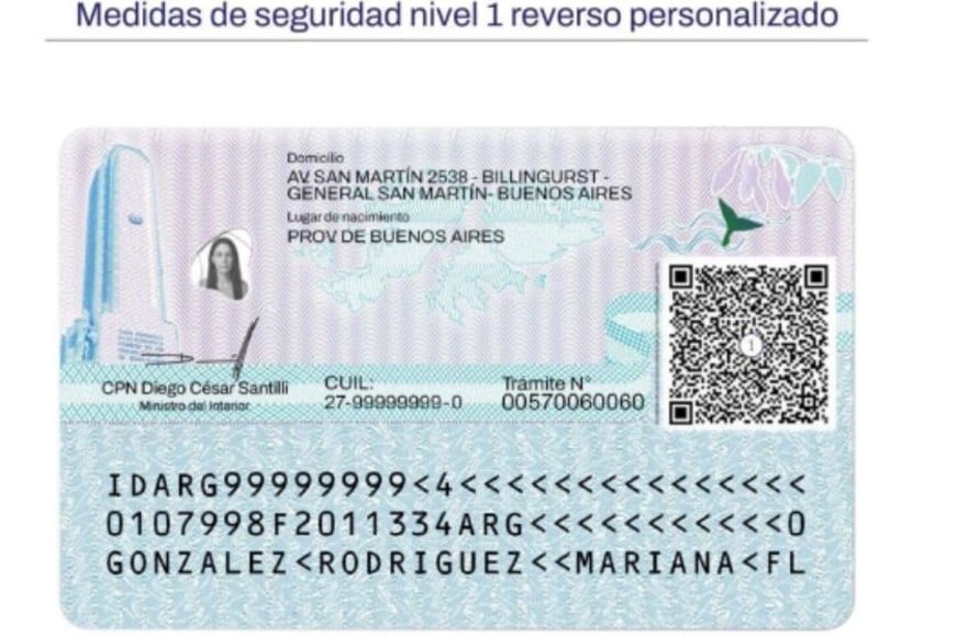 En el reverso, a la izquierda, el Monumento a la Bandera es uno de los símbolos que incorpora. En el centro las Islas Malvinas.