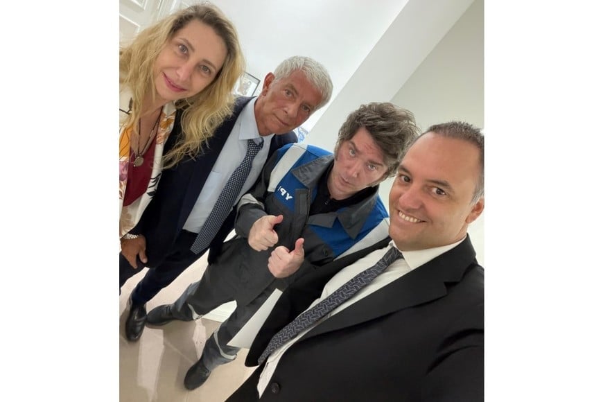 Milei junto al ministro saliente Cúneo Libarona, Karina Milei y Adorni.