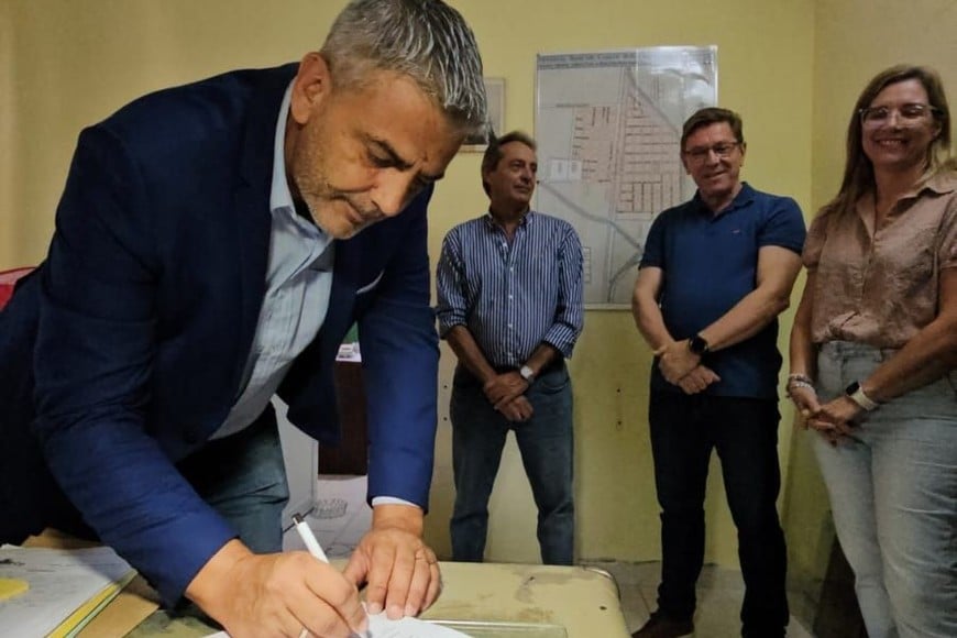 Borla y funcionarios de las carteras de Obras Públicas y Salud de la Provincia de Santa Fe rubricaron el acta que da lugar al inminente inicio de las nuevas obras que demandarán una inversión que supera los $1.800 millones de pesos.