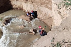 El rescate se logró mediante maniobras con cuerdas, arneses y un sistema de anclaje especial.