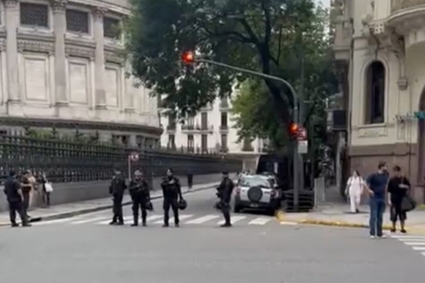 Efectivos de la División Explosivos de la Policía Federal trabajaron en Combate de los Pozos.