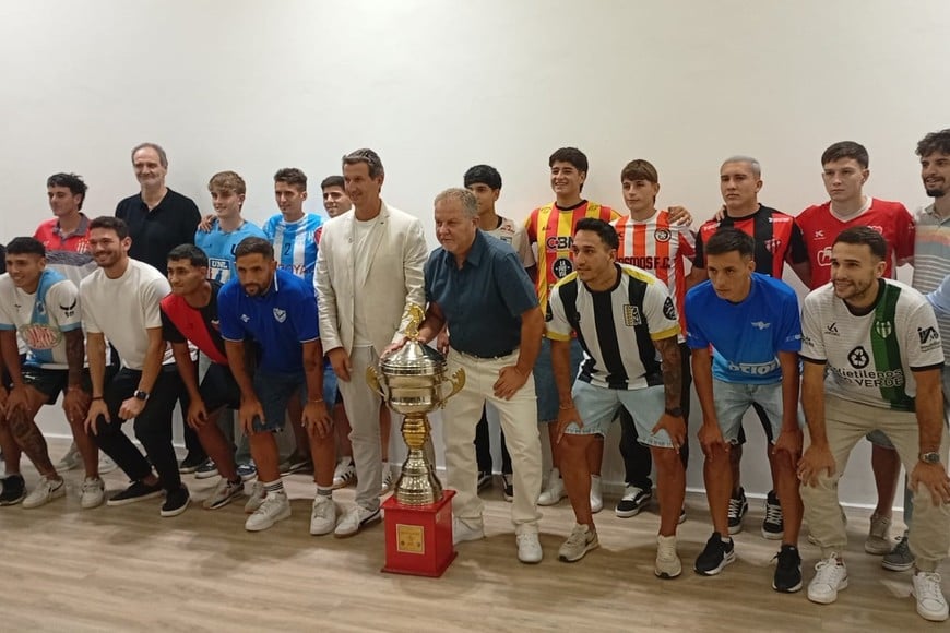 Jugadores y directivos de los clubes, junto a los máximos dirigente de Santa Fe y Paraná. Gentileza.