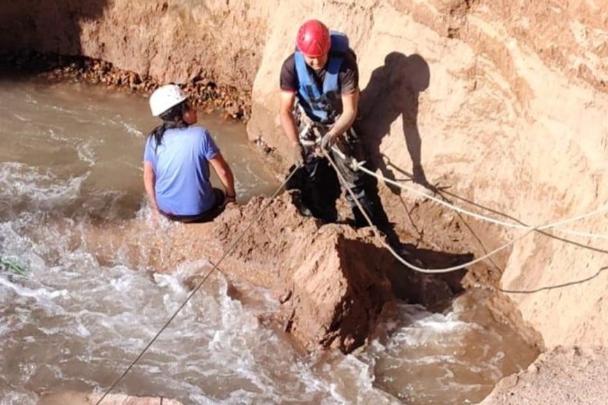 Rescatan a una mujer que cayó al canal Cacique Guaymallén