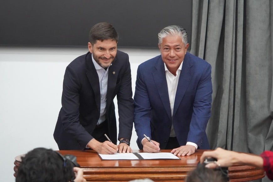 Pullaro firmó en Neuquén un convenio para desarrollar infraestructura y logística en el sector del petróleo y gas. Foto: Fernando Nicola