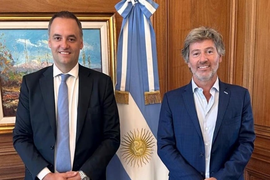 Juan Bautista Mahiques junto al jefe de Gabinete Manuel Adorni.