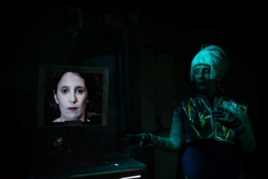 “Ha, cuando se corre la bruma”, obra de la Comedia UNL 2025: Sofía Gerboni por dos: como el robot humanoide y su modelo anterior.