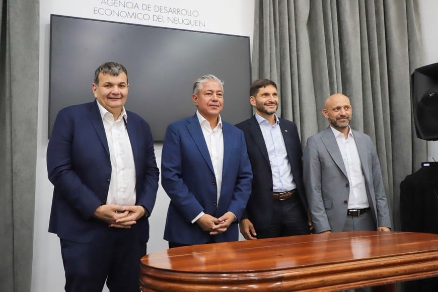 Pullaro firmó en Neuquén un convenio para desarrollar infraestructura y logística en el sector del petróleo y gas