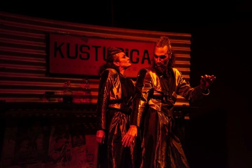 “Ha, cuando se corre la bruma”, obra de la Comedia UNL 2025: Diego López y Ana Municoy como la dupla de investigadores, en el bar que recupera el cartel de Kusturica.