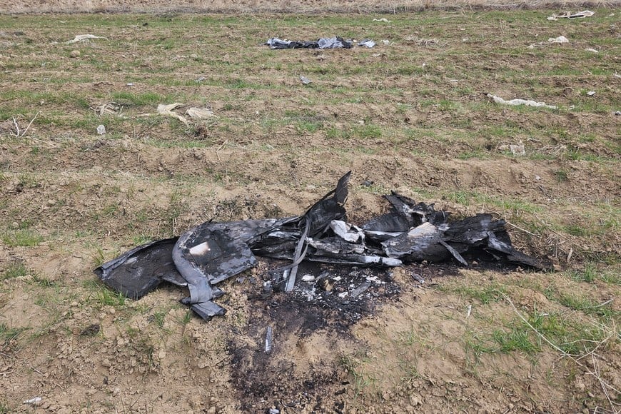 (260305) -- BAKU, 5 marzo, 2026 (Xinhua) -- Imagen tomada con un teléfono móvil de restos de un dron cerca de una escuela, en la República Autónoma de Najicheván, el 5 de marzo de 2026. El Ministerio de Asuntos Exteriores de Azerbaiyán condenó enérgicamente el jueves los ataques con dron contra la República Autónoma de Najicheván, lanzados desde territorio iraní, calificándolos de "violación de las normas y principios del derecho internacional". Los ataques ocurrieron alrededor del mediodía del jueves. (Xinhua/Agencia Estatal de Noticias de Azerbaiyán) (da) (ah) (vf)