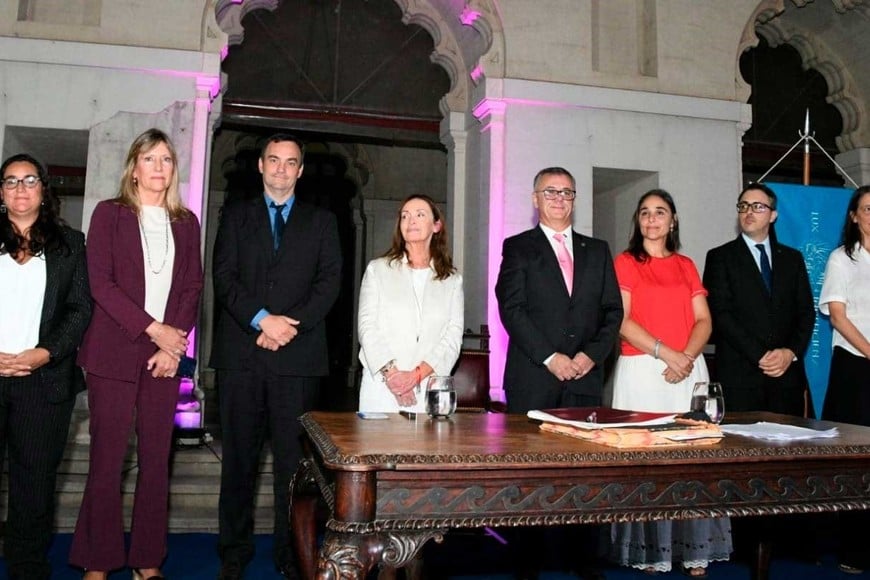 Levin y Sánchez junto a otras autoridades de la Facultad de Ciencias Jurídicas y Sociales. Foto: Manuel Fabatía.