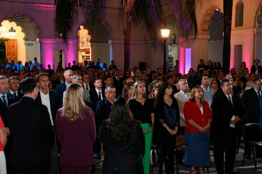 En la primera fila también estuvo Laura Tarabella, la flamante rectora de la UNL. Foto: Manuel Fabatía