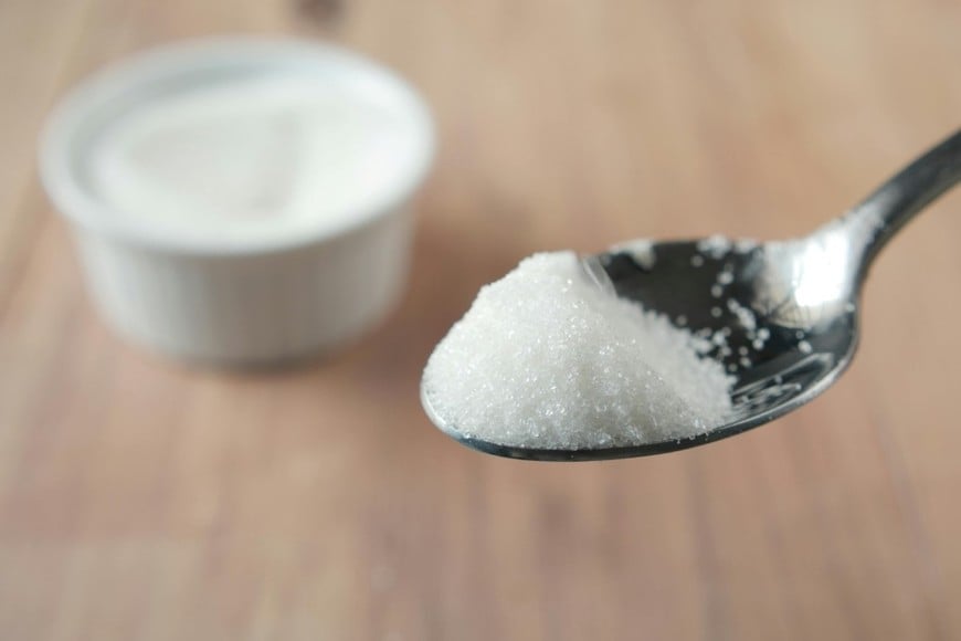 Un pequeño recipiente con azúcar puede simbolizar dulzura en el dormitorio.