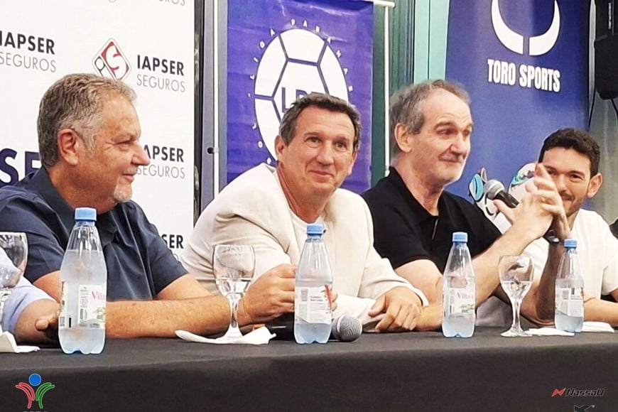 Rostro de plena felicidad. Así se mostraron los máximos dirigentes liguistas,  Schneider y Birollo, con Uranga como invitado especial. Gentileza.