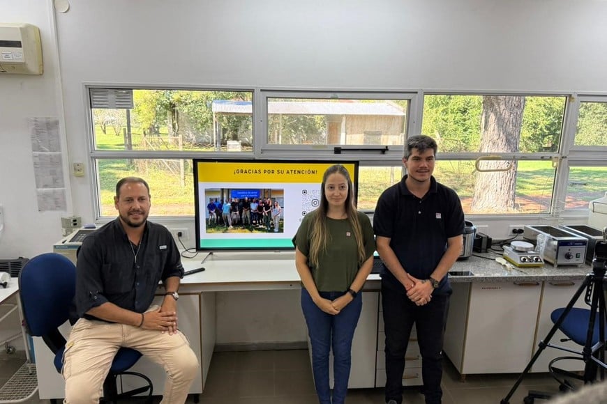 Durante la actividad, los participantes pudieron conocer en territorio los avances y líneas de trabajo que se llevan adelante en la experimental, vinculadas al mejoramiento genético de arroz, la producción y evaluación de forrajes y la investigación en avicultura.