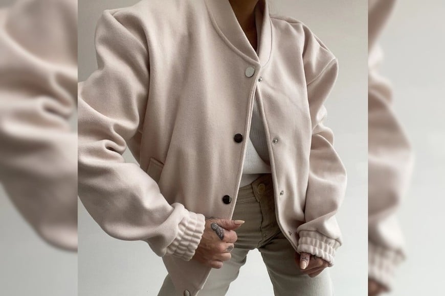 La campera bomber de paño combina modernidad y calidez para los días fríos.