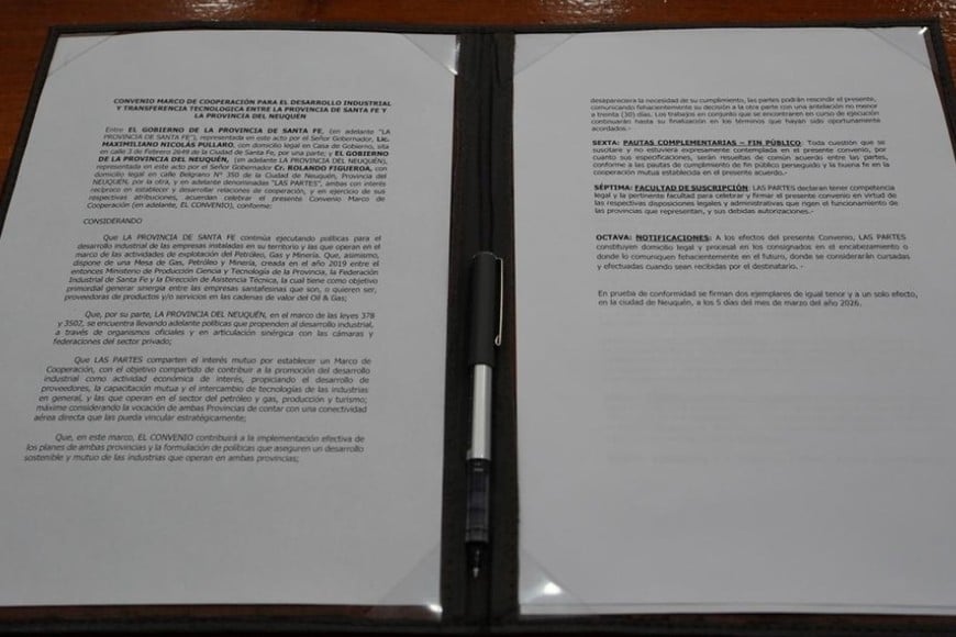 El documento que se firmó este jueves en Neuquén. Crédito: Fernando Nicola
