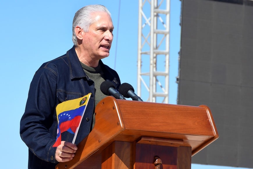 (260103) -- LA HABANA, 3 enero 2026 (Xinhua) -- El presidente cubano, Miguel Díaz-Canel, pronuncia un discurso durante un acto masivo de denuncia ante la agresión militar estadounidense contra Venezuela, en la Tribuna Antiimperialista, en La Habana, capital de Cuba, el 3 de enero de 2026. Cuba señaló el sábado que la agresión militar estadounidense contra Venezuela y la captura del presidente venezolano, Nicolás Maduro, y de su esposa, Cilia Flores, se trata de "un acto de terrorismo de Estado", y exigió su inmediata liberación. (Xinhua/Joaquín Hernández) (jh) (oa) (ra) (ce)