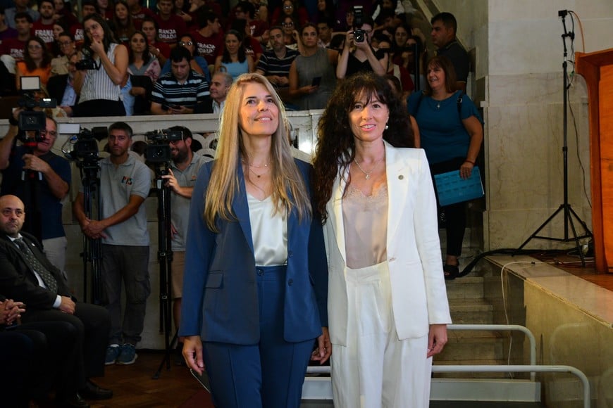 Laura Tarabella (derecha) y Liliana Dillon (izq), fueron aplaudidas al ingresar al paraninfo. Foto: Flavio Raina
