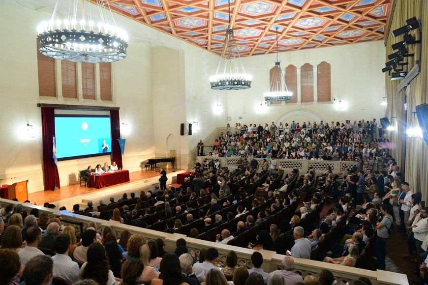 Con un Paraninfo colmado, se produjo el  recambio formal de autoridades universitarias. Foto: Flavio Raina
