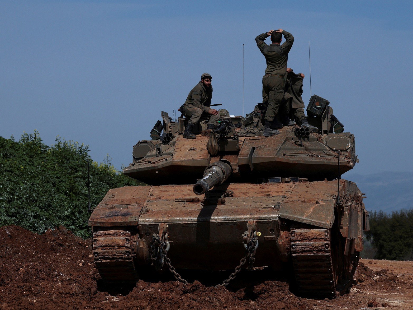 Soldados israelíes en un tanque en el lado israelí de la frontera con el Líbano Créditos: REUTERS/Ammar Awad