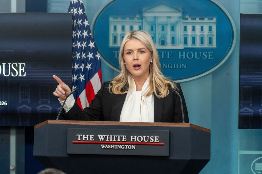 (260305) -- WASHINGTON, 5 marzo, 2026 (Xinhua) -- Imagen del 4 de marzo de 2026 de la secretaria de Prensa de la Casa Blanca, Karoline Leavitt, hablando durante una conferencia de prensa diaria en la Casa Blanca, en Washington D.C., Estados Unidos. Leavitt dijo el miércoles que las fuerzas estadounidenses tendrán "completo y total dominio" del espacio aéreo iraní en las próximas horas. Añadió que en este momento no se prevé el despliegue de tropas terrestres estadounidenses en Irán, aunque el presidente de Estados Unidos, Donald Trump, había dicho con anterioridad que está abierto a esta opción en el futuro. (Xinhua/Li Yuanqing) (da) (ah) (vf)