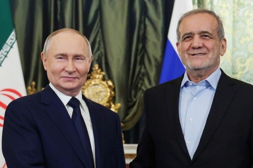 Putin junto a su par Masud Pezeshkian.