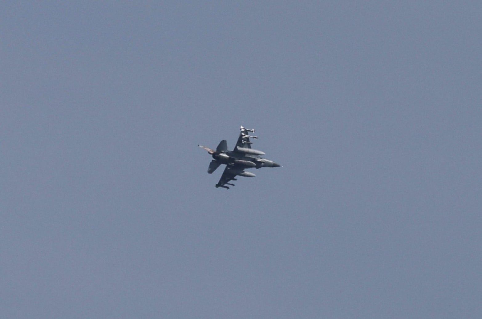 Un avión vuela sobre la frontera entre Israel y el Líbano. Créditos: REUTERS/Ammar Awad
