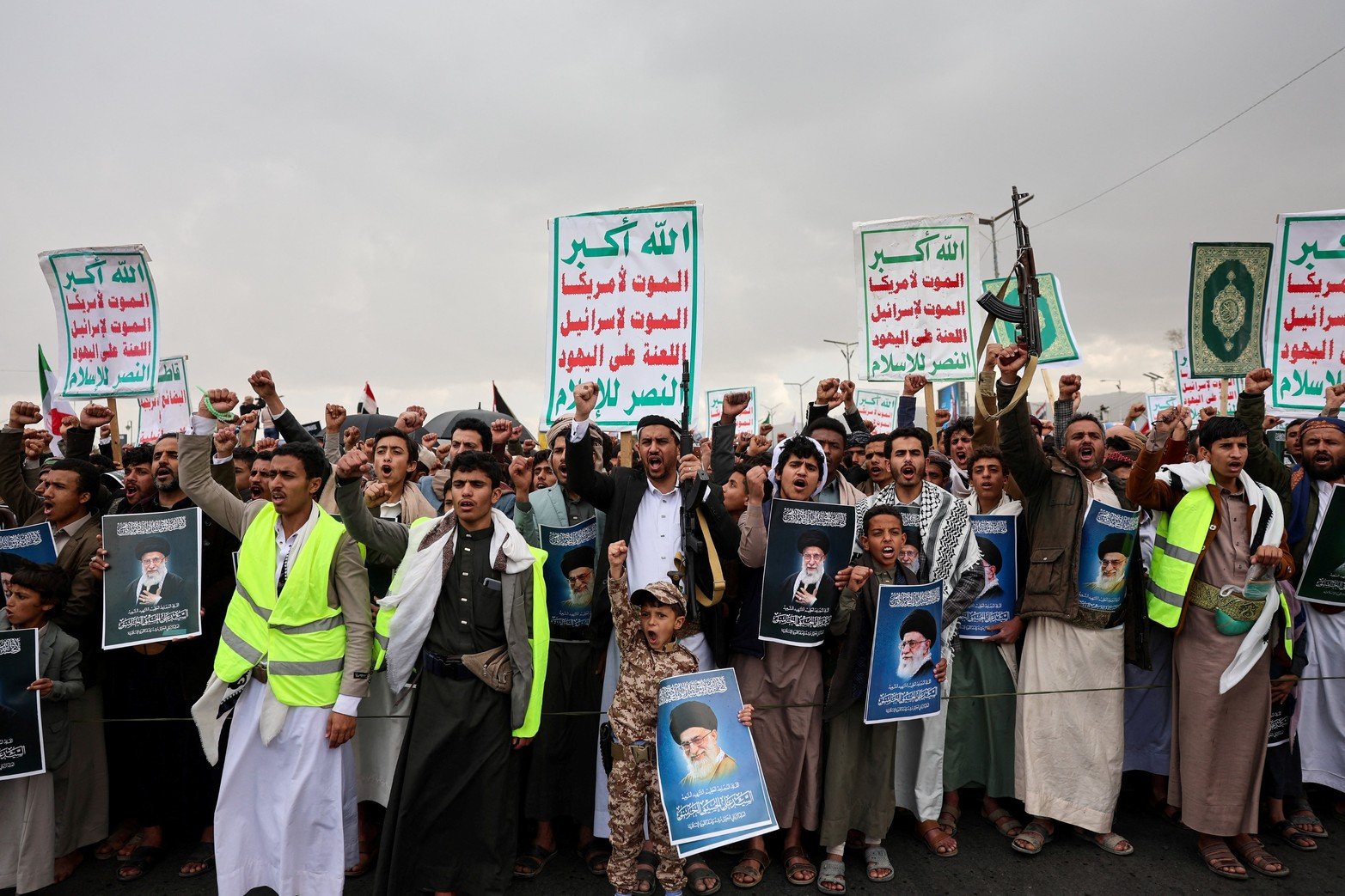 Partidarios hutíes sostienen carteles con la imagen del difunto líder supremo de Irán Créditos: REUTERS/Khaled Abdullah
