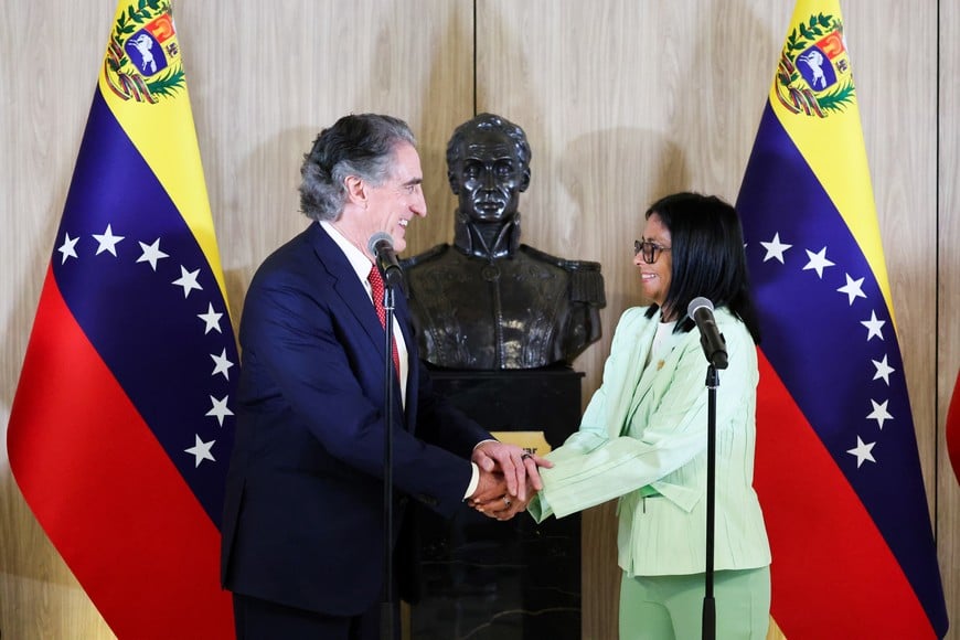 (260305) -- CARACAS, 5 marzo, 2026 (Xinhua) -- Imagen proveída por la Presidencia de Venezuela, de la presidenta encargada venezolana, Delcy Rodríguez (d), estrechando la mano del secretario del Interior de Estados Unidos, Doug Burgum (i), durante un acto de firma de acuerdos con la petrolera Shell, en Caracas, Venezuela, el 5 de marzo de 2026. (Xinhua/Presidencia de Venezuela) (ms) (rtg) (ah) (ce)