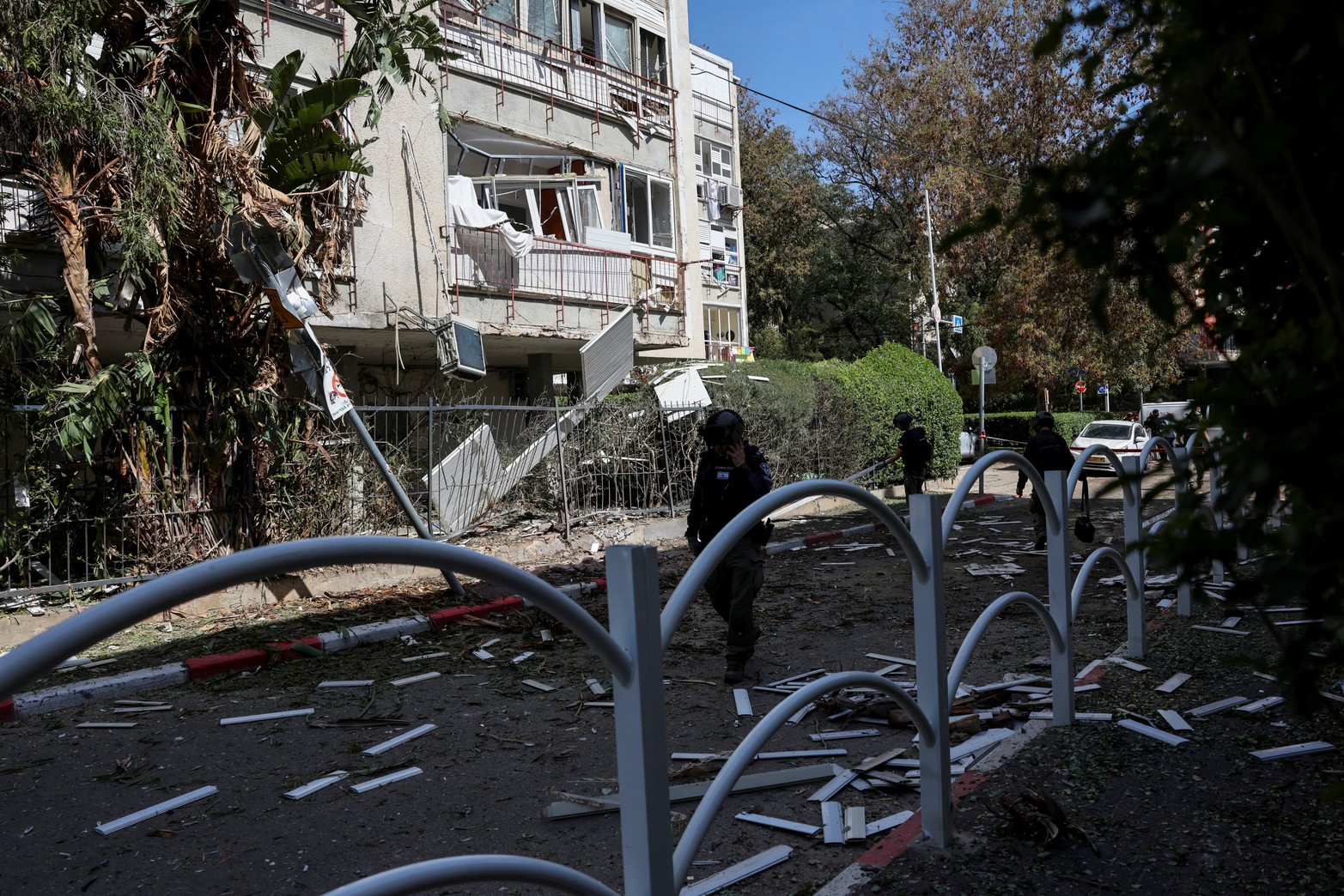Personal de seguridad israelí inspecciona los daños en el lugar luego de un ataque con misiles por parte de Irán Créditos:REUTERS/Nir Elias