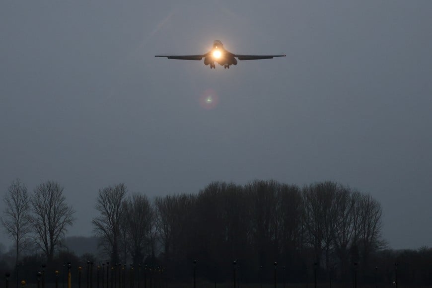A USAF B1-B bomber prepares to land at RAF Fairford airbase, which also hosts United States Air Force (USAF) personnel, amid the U.S.–Israeli conflict with Iran, in Fairford, Britain, March 6, 2026. REUTERS/Toby Melville