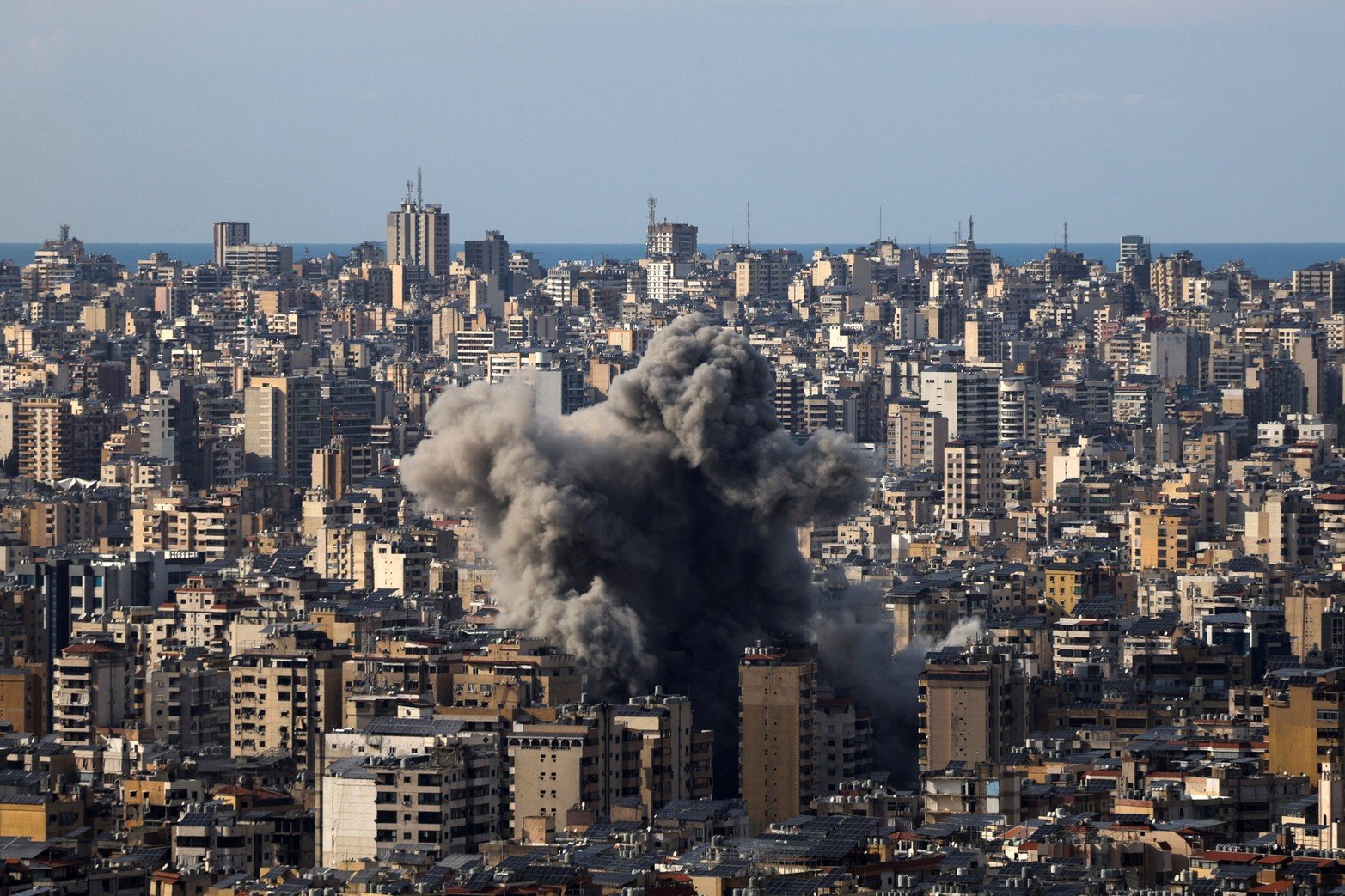 Ataque israelí en los suburbios del sur de Beirut Créditos: REUTERS/Khalil Ashawi