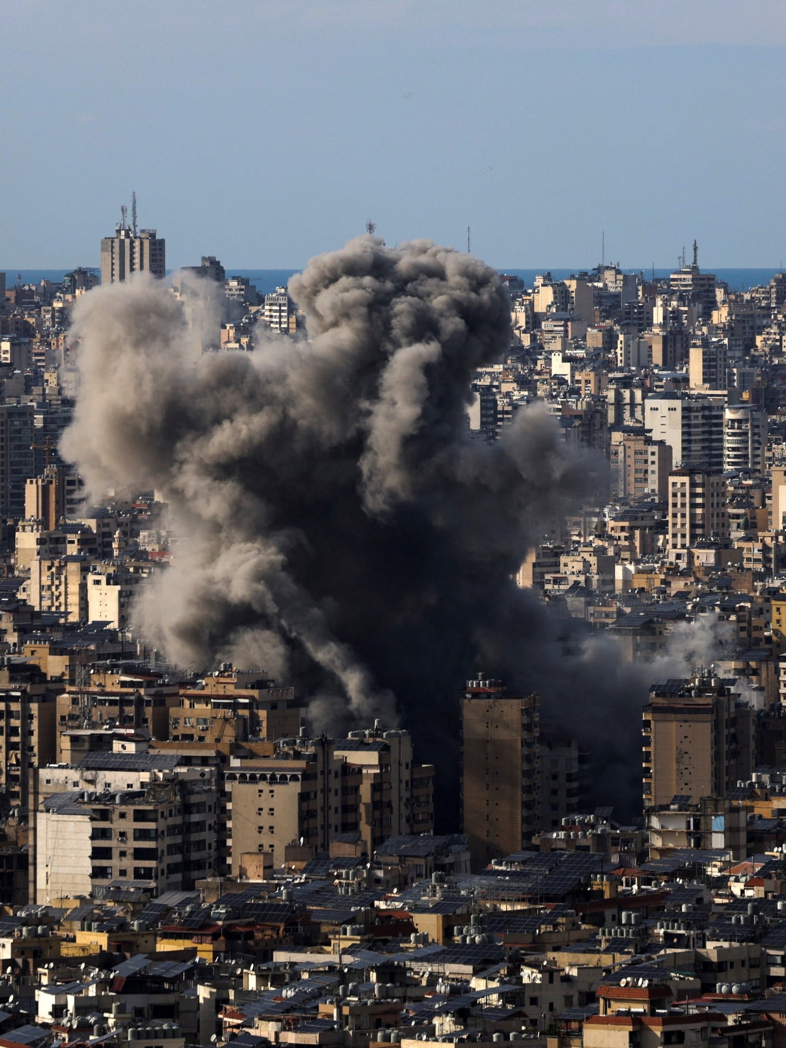 El humo se eleva después de un ataque israelí en los suburbios del sur de Beirut Créditos: REUTERS/Khalil Ashawi