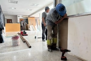 Durante la recorrida, Ciancio destacó que la intervención forma parte de una planificación para fortalecer la capacidad de respuesta del hospital.