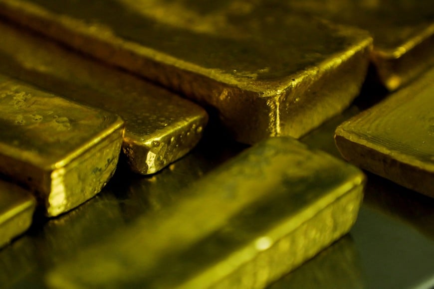 FILE PHOTO: FILE PHOTO: A view of smelted gold bars at a smelting facility in Accra, Ghana, August 22, 2024. REUTERS/Francis Kokoroko/File Photo