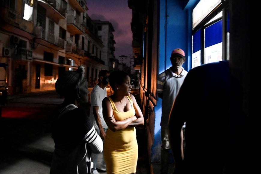 People line up in front of a bakery to buy bread during a mass blackout across most of the country, in Havana, Cuba March 4, 2026. REUTERS/Norlys Perez