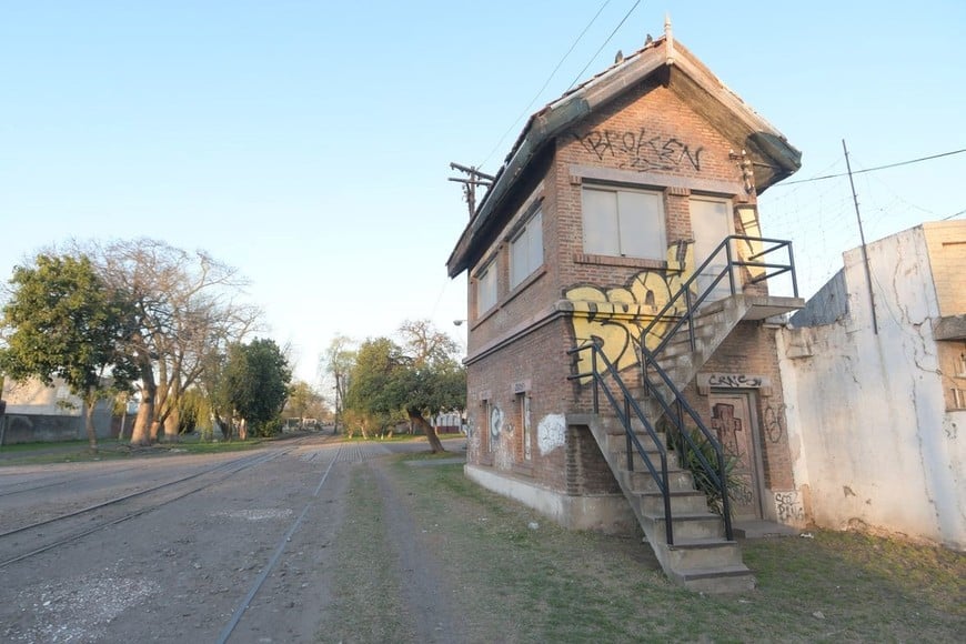 El cabín ferroviario donde funciona la vecinal de Candioti, recuperado. Crédito: Manuel Fabatía