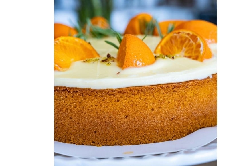 El bizcochuelo de naranja con harina integral se caracteriza por una miga húmeda y aireada