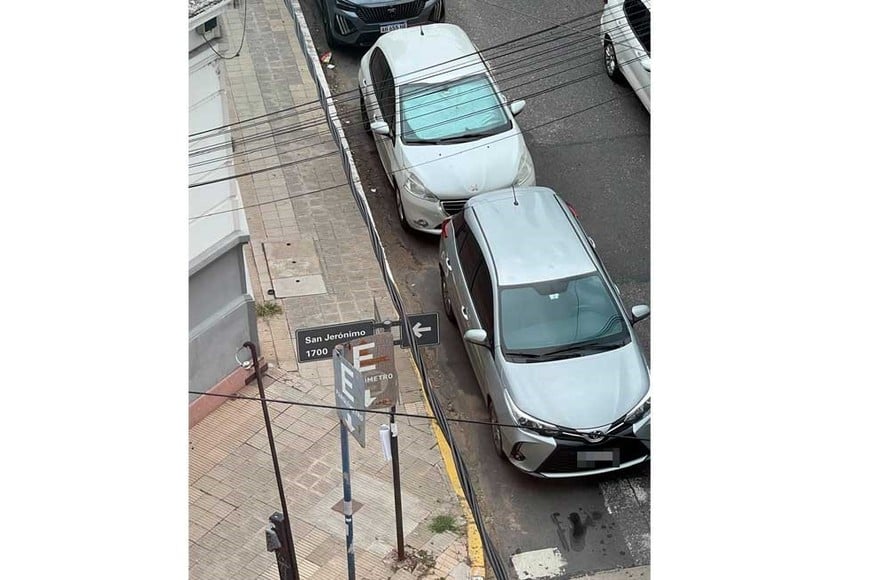 El cordón pintado de amarillo no impide el aparcamiento.