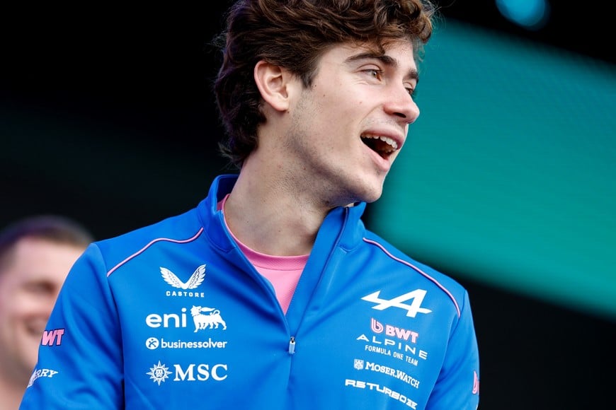 (260306) -- MELBOURNE, 6 marzo, 2026 (Xinhua) -- El piloto argentino de la escudería Alpine, Franco Colapinto, reacciona durante el foro para aficionados previo a la sesión de práctica del Gran Premio de Australia de Fórmula Uno, en Albert Park, en Melbourne, Australia, el 6 de marzo de 2026. (Xinhua/Ma Ping) (rtg) (ra) (ce)