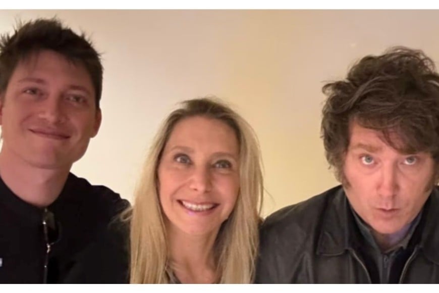 Santiago Caputo junto a Karina y Javier Milei, la mesa chica del poder en torno al denominado ‘Triángulo de Hierro’.