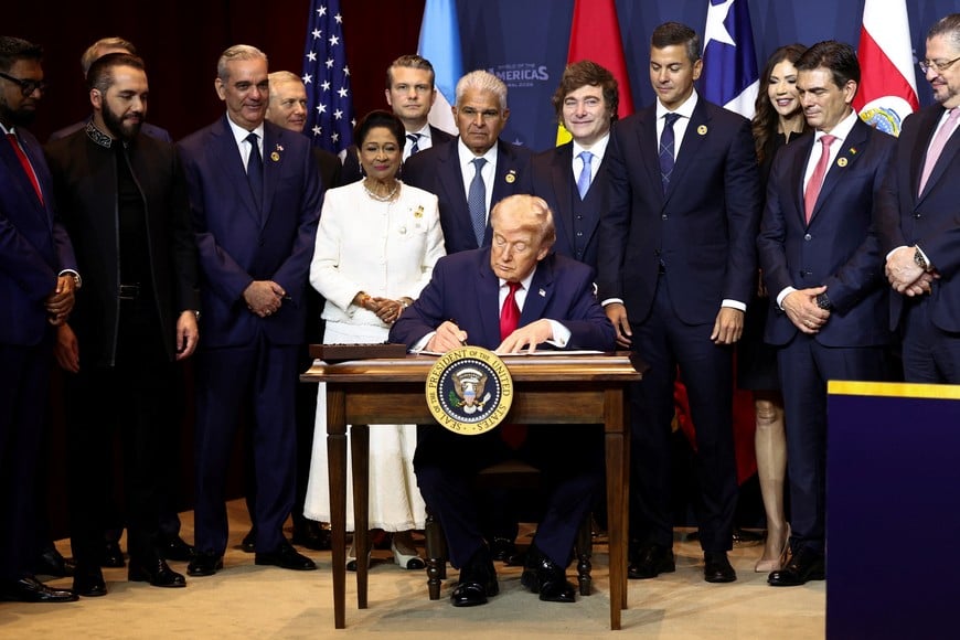 U.S. President Donald Trump signs the "Commitment to countering cartel criminal activity" document during the "Shield of the Americas" Summit in Miami, Florida, U.S., March 7, 2026. REUTERS/Kevin Lamarque