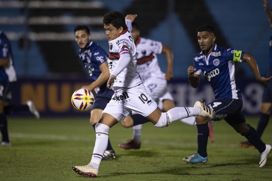 La pose del Pulga Rodríguez a punto de entrarle de zurda a la pelota en ese partido de Copa Argentina.