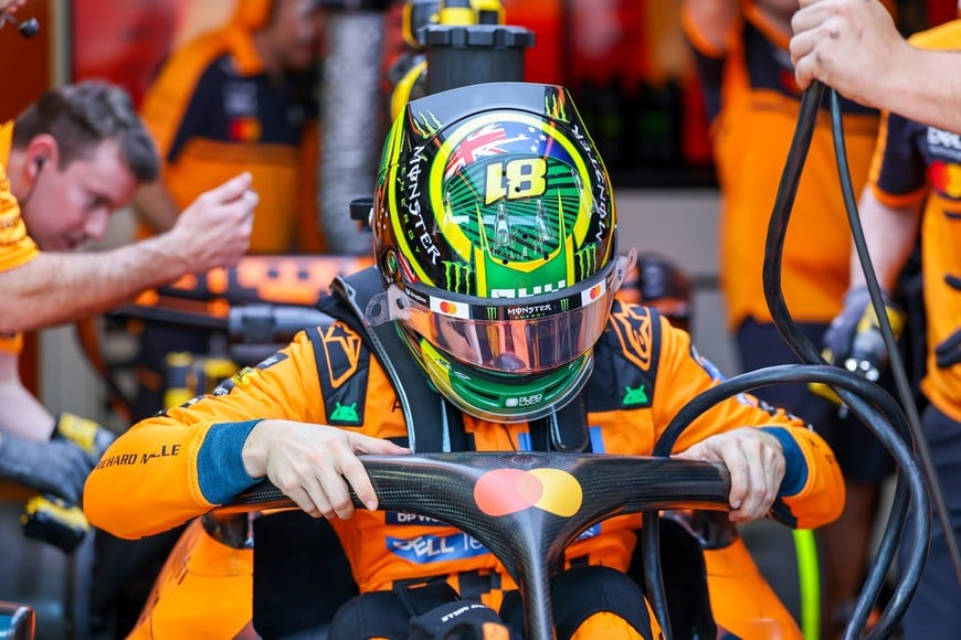 (260306) -- MELBOURNE, 6 marzo, 2026 (Xinhua) -- El piloto australiano de la escudería McLaren Oscar Piastri, se prepara durante la sesión de práctica del Gran Premio de Australia de Fórmula Uno, en Albert Park, en Melbourne, Australia, el 6 de marzo de 2026. (Xinhua/Qian Jun) (rtg) (ra) (ce)