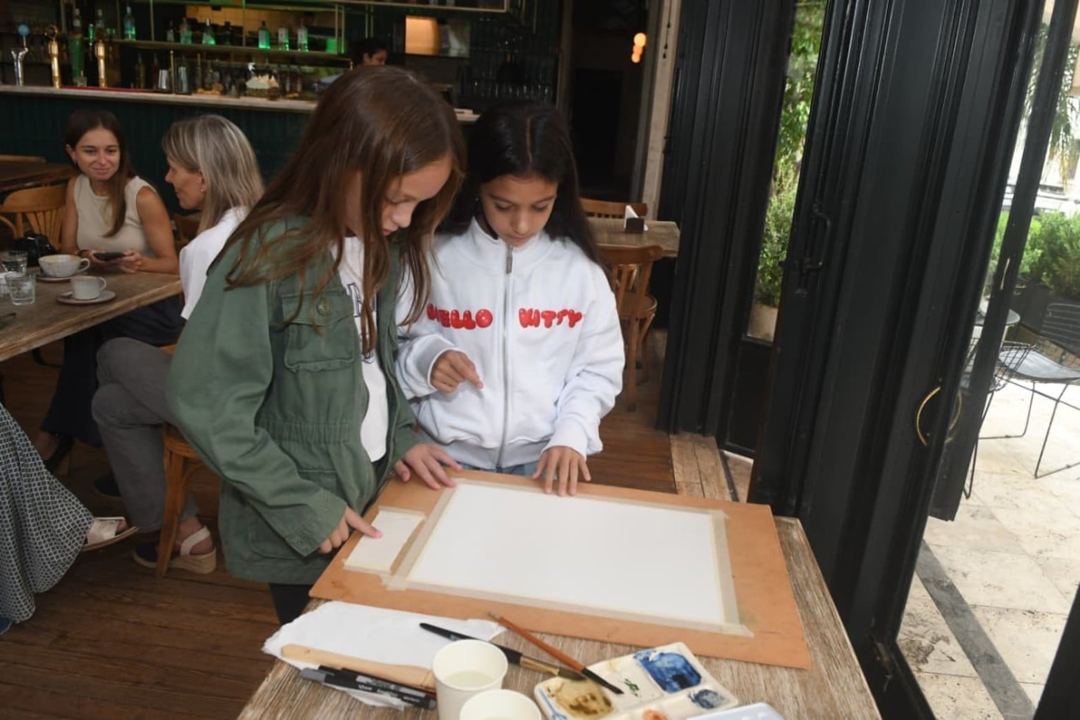 Arte por Día de la Mujer en Dante. 