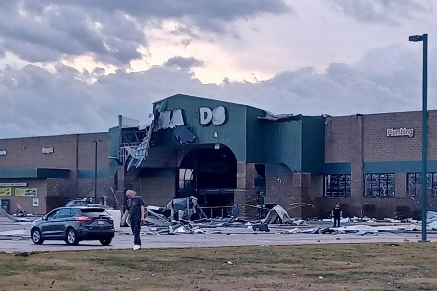 Damage is seen at a Menards store following storms and tornado warnings in Three Rivers, Michigan, U.S. March 6, 2026 in a still image from video.  Dan Cherry/USA Today Network via REUTERS
NO RESALES. NO ARCHIVES. THIS IMAGE HAS BEEN SUPPLIED BY A THIRD PARTY