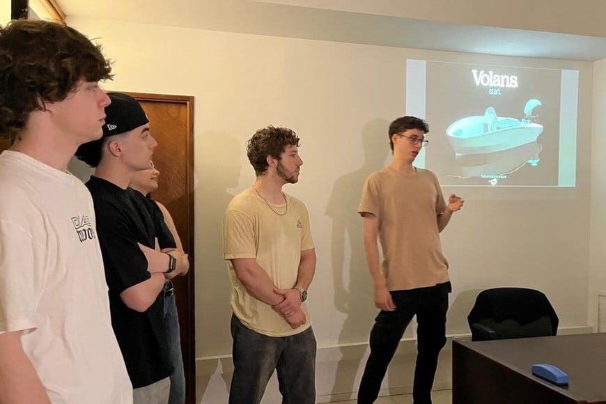 Estudiantes de la sede Rosario de la UCSF durante una de las presentaciones del proyecto de embarcación.