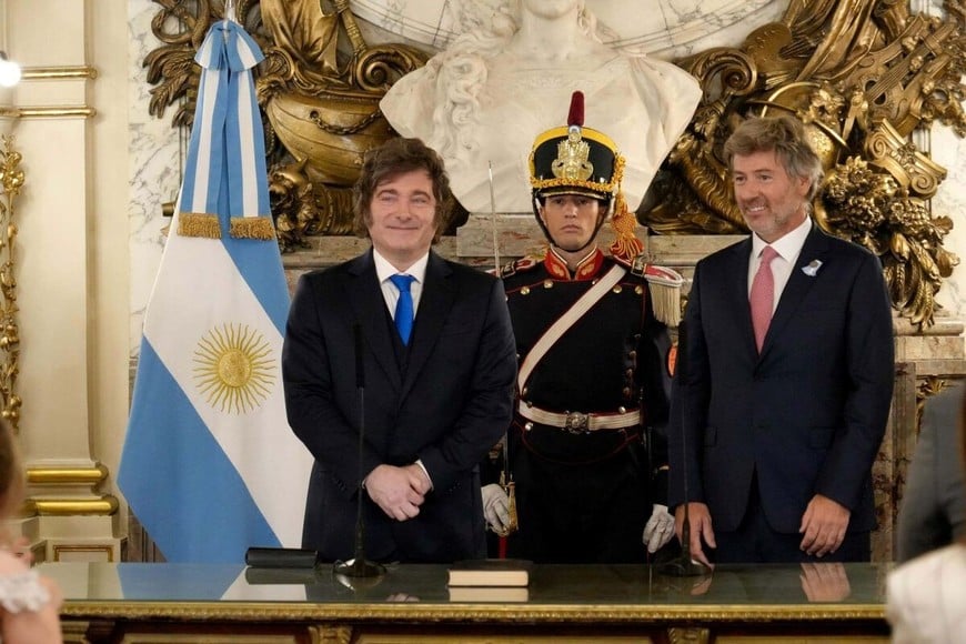 El momento que Milei le tomó juramento a Mahiques.